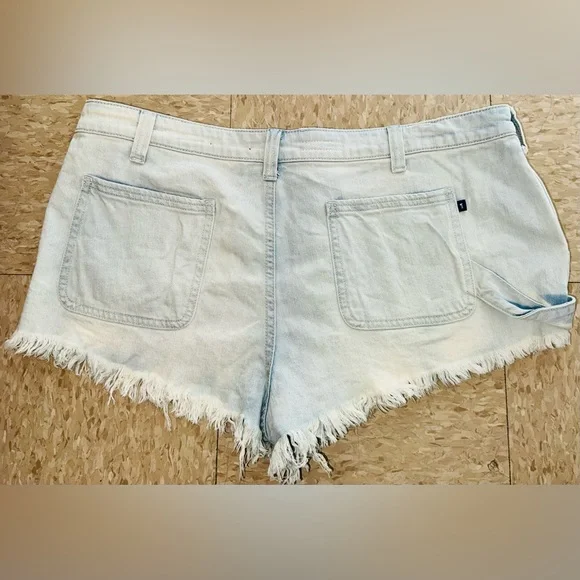 Anthropologie - Pilcro Distressed Denim Shortie Shorts in Light Wash size 32 - Picture 6 of 16